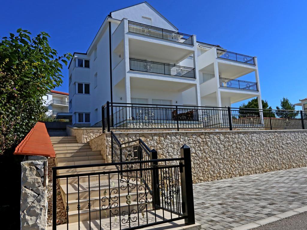 Lovely Apartment With Beautiful Pool Primošten Eksteriør billede